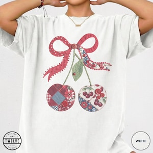 Comfort Colors® shirt met kersenbloesem, zomershirt met strik, schattig shirt met kersenbloesem, shirt met rode esthetiek, shirt met fruitprint, alleen print, geen patch