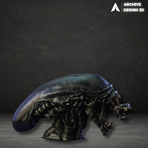 Op de afbeelding: Een donkere, metalen sculptuur van een Alien Xenomorph-hoofd, met een lange, gladde schedel en gedetailleerde, open kaken. De sculptuur staat tegen een donkere achtergrond. De tekst "ARCHIVE DESIGN 3D" staat in de rechterbovenhoek.
