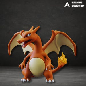 Könnte beinhalten: Eine 3D-gedruckte orangefarbene Charizard-Figur mit cremefarbenen Flügeln und Bauch. Die Figur hat eine Flamme am Ende ihres Schwanzes und ist mit ausgebreiteten Flügeln posiert. Der Text "ARCHIVE DESIGN 3D" befindet sich in der oberen rechten Ecke.