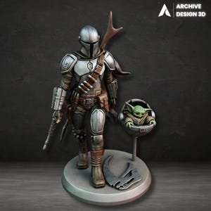 Może przedstawiać: Szczegółowa figurka Mandalorianina w srebrnej zbroi, trzymającego blaster. Obok kołyska z Grogu. Podstawa zawiera stylizowany emblemat i logo Archive Design 3D.