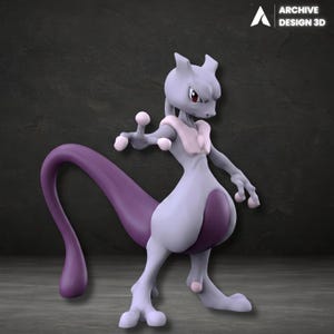 Puede incluir: Figura impresa en 3D de Mewtwo, un personaje Pokémon. La figura es principalmente de color púrpura claro con una cola y acentos de color púrpura oscuro. Tiene una expresión severa y está posada dinámicamente. El logotipo de Archive Design 3D es visible.
