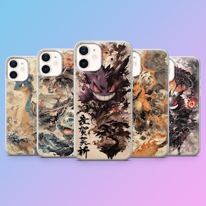 Puede incluir: Cinco fundas para teléfono con bordes transparentes, cada una con ilustraciones coloridas de personajes Pokémon. Una de ellas presenta un diseño de Gengar morado con texto japonés y un bonsái.