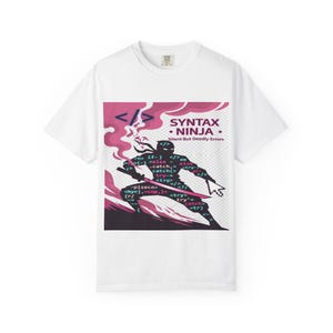 Puede incluir: Una taza de cerámica blanca con un asa negra y el texto "But First, Coffee" en negrita negra. La taza se encuentra sobre un fondo borroso, sugiriendo un ambiente acogedor.