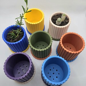 Maceta personalizable impresa en 3D con orificios de drenaje / Elige el color de la maceta y el plato / Material PLA ecológico