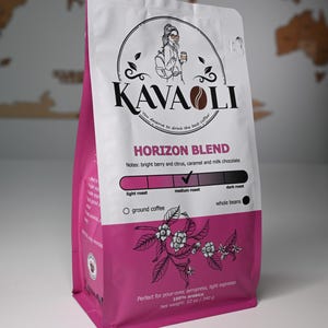 Może przedstawiać: Różowo-biała torba na kawę z logo "KAVAOLI" i tekstem "HORIZON BLEND". Torba zawiera rysunek kobiety i ziarna kawy. Torba zawiera 340 g kawy, z nutami jasnych jagód, cytrusów, karmelu i czekolady mlecznej.