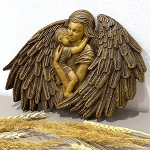 Escultura de ángel guardián – Relieve de madera hecho a mano para pared, ángel abrazando a un niño, decoración rústica y espiritual para el hogar, regalo artesanal único para mamá.
