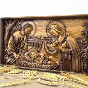 Relieve de la Sagrada Familia tallado en madera, escena del nacimiento de Jesucristo, arte mural cristiano rústico, decoración religiosa para el hogar, escultura sagrada de madera.