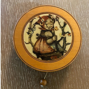 Caja de música Hummel antigua para colgar en la pared, con la historia de amor, Reuge, con cuerda para tirar, Alemania Occidental