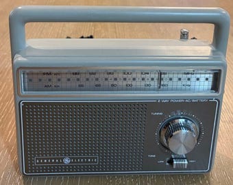 Radio AM/FM General Electric alimentada por CA/batería, modelo n.° 7-2825J (vintage)