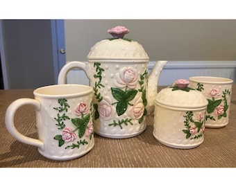 Vintage Keramik-Teeservice mit Rosenmuster, bestehend aus Teekanne, Zuckerdose, 2 Bechern, floralem Muster in Rosa und Grün, 4-teilig