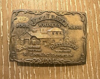 Hebilla de cinturón vintage de la Exposición de San Luis de 1904 con whisky Jack Daniel's Sour Mash.