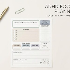 Könnte beinhalten: Eine ADHD Focus Planner-Seite mit Abschnitten für Focus On, Focus Steps, Distraction Parking Lot, Focus Session, Completed Today, Next Step und Mood/Focus. Der Planer enthält einen goldenen Stift und eine silberne Büroklammer darüber.