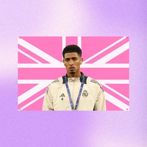 Può includere: Una persona con capelli corti scuri indossa una giacca sportiva beige con zip, un logo Adidas nero, il numero 5 e lo stemma del Real Madrid. Un cordino blu è appeso al collo. Lo sfondo è un design della bandiera Union Jack rosa e bianca.