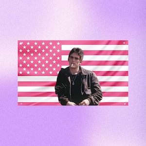 Peut inclure: Un drapeau américain rose avec des étoiles et des rayures blanches. Une personne est devant le drapeau, portant une veste noire et fumant une cigarette. Le fond est un dégradé de violet.