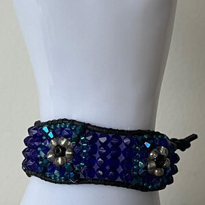 Armband Dunkelblau handgemacht, Statement Perlenarmband, Boho Schmuck Einzelstück aus Wien, Geschenk für Frauen