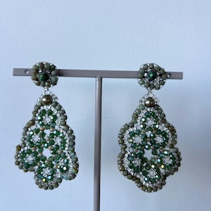 Ohrhänger Grün handgemacht, Statement Ohrringe aus Perlen, Boho Schmuck Einzelstück aus Wien, Geschenk für Frauen