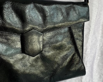 Vintage-Ledertasche aus den 90ern – Minimalistische Umhängetasche – Zeitloser Stil