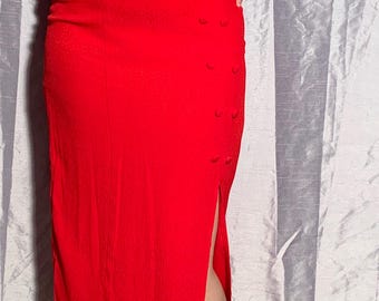 Structured red satin vintage 80s dress – shoulder pads, fitted cut, slit and buttons – femme fatale power dressing style