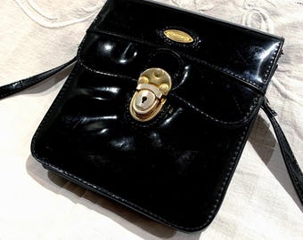 Mała, czarna, lakierowana torebka w stylu vintage w jodełkę • Usztywniana mini torebka Y2K • Błyszcząca torebka retro z lat 90. i 2000.