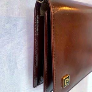 Clutch vintage Pierre Cardin da linha "Cardin" dos anos 70 – bolsa de ombro em couro marrom – design estruturado – peça de grife
