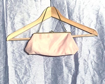 Pochette vintage rose poudré années 70 “Éclat Rosé” – liserés dorés – sac soirée rétro chic – pièce élégante