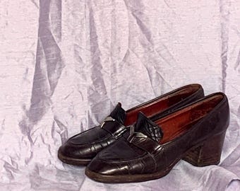 Rare Yves Saint Laurent 60s-70s heels – dark brown leather loafer pumps with metal YSL monogram – size 37