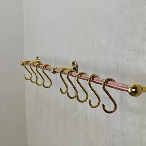 Soporte de pared para ollas de latón hecho a mano con barra de cobre, 10 ganchos en forma de S.