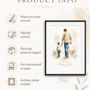 Puede incluir: Una impresi&oacute;n en acuarela enmarcada que representa a un padre y un ni&ntilde;o caminando juntos, con el texto "Daddy And Me" y nombres. La obra de arte est&aacute; creada digitalmente e impresa f&iacute;sicamente. El marco es negro.