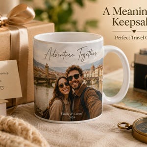 Pu&ograve; includere: Tazza in ceramica bianca con manico, con una foto di una coppia e le parole "Adventure Together". La tazza &egrave; un ricordo a tema viaggio, con il testo "A Meaningful Keepsake" e "Perfect Travel Gift."