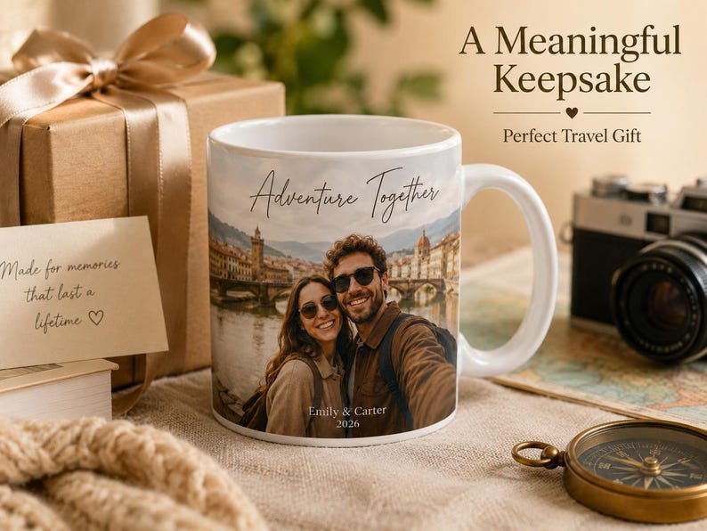 Pu&ograve; includere: Tazza in ceramica bianca con manico, con una foto di una coppia e le parole "Adventure Together". La tazza &egrave; un ricordo a tema viaggio, con il testo "A Meaningful Keepsake" e "Perfect Travel Gift."