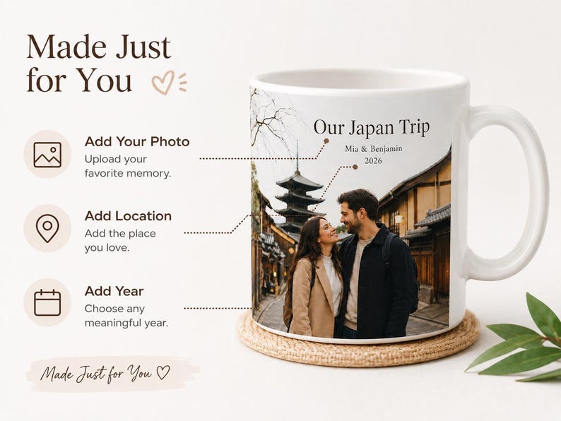 Pode incluir: Caneca de cer&acirc;mica branca com uma foto de um casal no Jap&atilde;o, o texto "Our Japan Trip" e os nomes "Mia & Benjamin 2026." A caneca tamb&eacute;m tem o texto "Made Just for You."