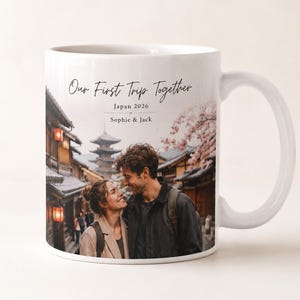 Puede incluir: Taza de cer&aacute;mica blanca con una fotograf&iacute;a de una pareja en Jap&oacute;n. La taza tiene el texto "Our First Trip Together", "Japan 2026" y los nombres "Sophie & Jack". La taza tiene un asa blanca.