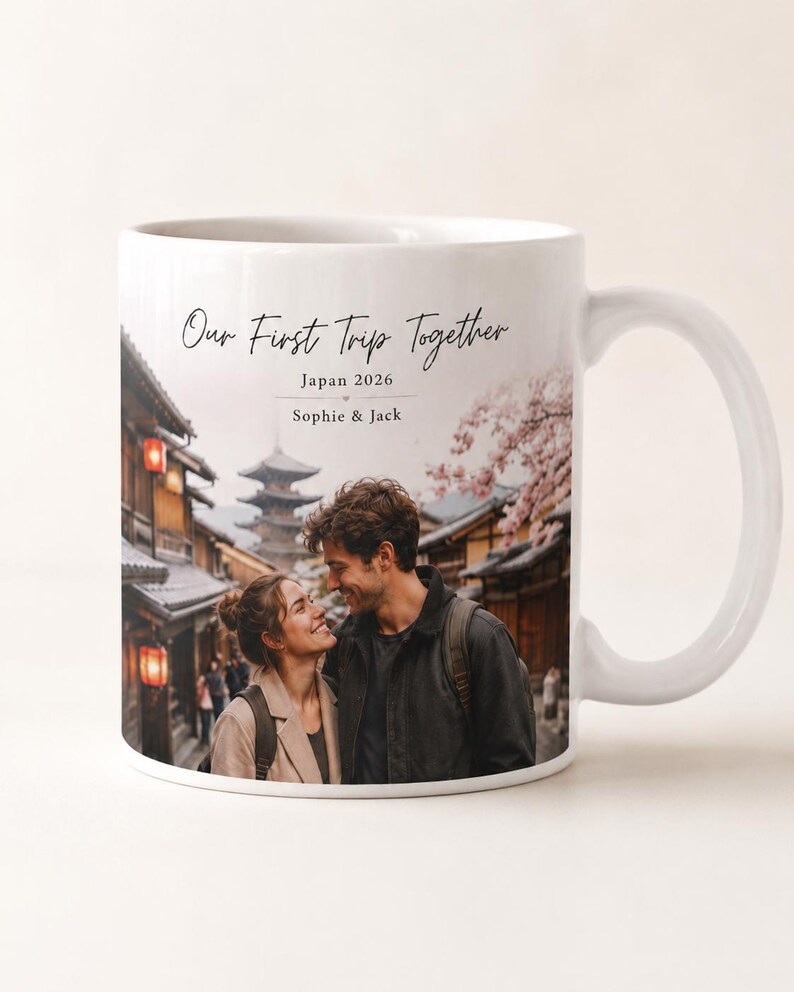 Puede incluir: Taza de cer&aacute;mica blanca con una fotograf&iacute;a de una pareja en Jap&oacute;n. La taza tiene el texto "Our First Trip Together", "Japan 2026" y los nombres "Sophie & Jack". La taza tiene un asa blanca.