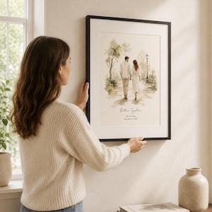 Puede incluir: Una impresi&oacute;n enmarcada en acuarela que representa a una pareja caminando por un sendero, con el texto "Better Together", nombres y una fecha. El marco es negro y la impresi&oacute;n tiene una paleta de colores suave y neutra. La impresi&oacute;n se cuelga en una pared.