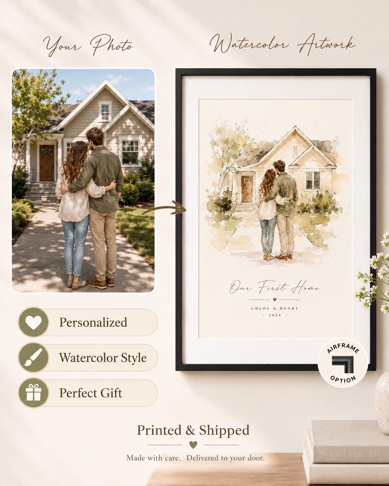 Puede incluir: Una obra de arte en acuarela enmarcada y una fotograf&iacute;a de una pareja frente a una casa. La obra de arte est&aacute; etiquetada como "Our First Home" con nombres y un a&ntilde;o. La imagen tambi&eacute;n incluye el texto "Personalizado", "Estilo Acuarela" y "Regalo Perfecto".