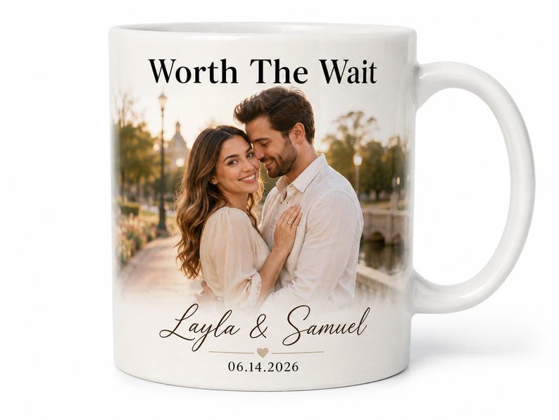 Op de afbeelding: Witte keramische mok met een foto van een stel. De mok heeft de tekst "Worth The Wait" bovenaan, met de namen "Layla & Samuel" en de datum "06.14.2026" onderaan. De handgreep is wit.