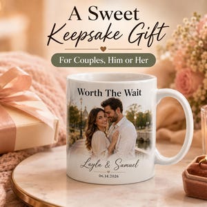 Op de afbeelding: Een witte keramische mok met een foto van een stel, de tekst "Worth The Wait", namen en een datum. De mok maakt deel uit van een cadeau set met een ringdoos, een kaars en een verpakte geschenkdoos. De tekst "A Sweet Keepsake Gift" staat bovenaan.