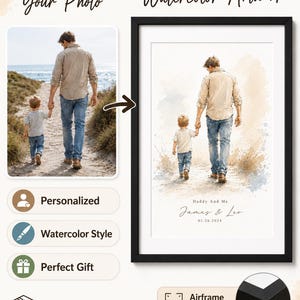 Puede incluir: Una obra de arte en acuarela enmarcada que representa a un padre y a un ni&ntilde;o caminando por una playa. La obra de arte est&aacute; en un marco negro e incluye el texto "Daddy And Me" y los nombres "James & Leo" con una fecha. La imagen es personalizada e impresa.