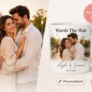 Op de afbeelding: Een witte keramische mok met een foto van een stel, de tekst "Worth The Wait" en de namen "Layla & Samuel" met een datum. Een gepersonaliseerd romantisch cadeau.