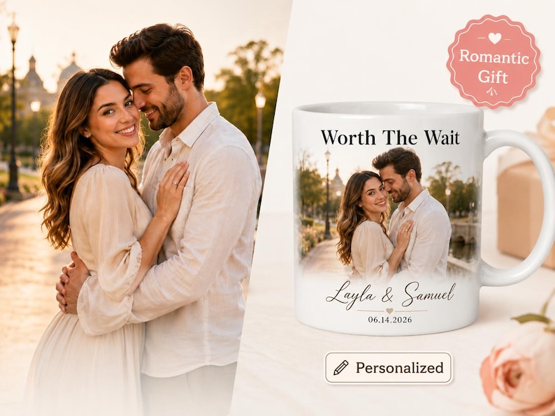 Op de afbeelding: Een witte keramische mok met een foto van een stel, de tekst "Worth The Wait" en de namen "Layla & Samuel" met een datum. Een gepersonaliseerd romantisch cadeau.
