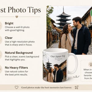 Pode incluir: Caneca de cer&acirc;mica branca com uma foto de um casal no Jap&atilde;o, o texto "Our Japan Trip" e os nomes Mia & Benjamin 2026. A imagem tamb&eacute;m inclui dicas para tirar boas fotos.