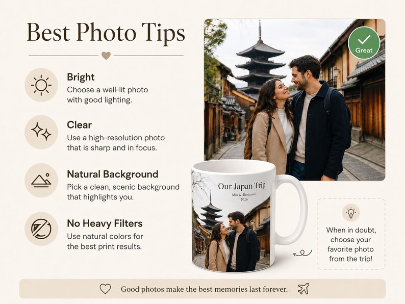 Pode incluir: Caneca de cer&acirc;mica branca com uma foto de um casal no Jap&atilde;o, o texto "Our Japan Trip" e os nomes Mia & Benjamin 2026. A imagem tamb&eacute;m inclui dicas para tirar boas fotos.