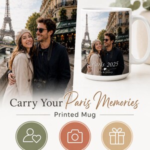 Peut inclure: Mug en c&eacute;ramique blanche avec une photo d'un couple &agrave; Paris, avec la Tour Eiffel en arri&egrave;re-plan. Le mug porte l'inscription "Paris 2025" et "Ella & Henry". L'image comprend &eacute;galement le texte "Carry Your Paris Memories" et "Printed Mug".