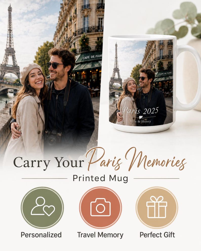 Peut inclure: Mug en c&eacute;ramique blanche avec une photo d'un couple &agrave; Paris, avec la Tour Eiffel en arri&egrave;re-plan. Le mug porte l'inscription "Paris 2025" et "Ella & Henry". L'image comprend &eacute;galement le texte "Carry Your Paris Memories" et "Printed Mug".