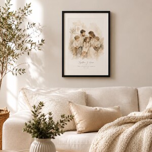 K&ouml;nnte beinhalten: Ein gerahmtes Familienportr&auml;t mit schwarzem Rahmen h&auml;ngt &uuml;ber einem beigen Sofa. Das Kunstwerk im Aquarellstil zeigt eine f&uuml;nfk&ouml;pfige Familie. Der Text "Together Is Home" und der Familienname sind unter dem Bild aufgedruckt. Dekorative Kissen und eine Strickdecke liegen auf dem Sofa.