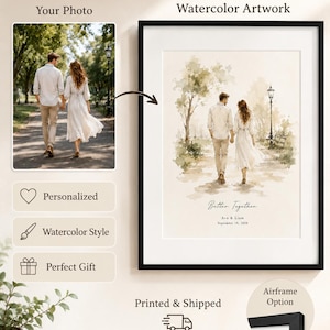 Puede incluir: Una obra de arte en acuarela enmarcada que representa a una pareja caminando por un camino, con una foto de la misma escena. La obra de arte est&aacute; en un marco negro e incluye el texto "Better Together" y nombres y una fecha. La imagen tambi&eacute;n muestra las palabras "Personalizado", "Estilo Acuarela" y "Regalo Perfecto".