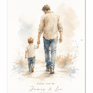 Puede incluir: Impresi&oacute;n en acuarela de un padre y un hijo caminando de la mano. La imagen presenta el texto "Daddy And Me", los nombres "James & Leo" y la fecha "05.26.2024". La obra de arte utiliza tonos suaves, destacando el v&iacute;nculo familiar.