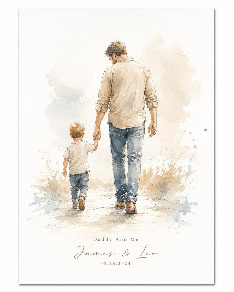 Puede incluir: Impresi&oacute;n en acuarela de un padre y un hijo caminando de la mano. La imagen presenta el texto "Daddy And Me", los nombres "James & Leo" y la fecha "05.26.2024". La obra de arte utiliza tonos suaves, destacando el v&iacute;nculo familiar.