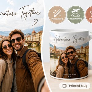 Pu&ograve; includere: Una tazza in ceramica bianca con la foto di una coppia e la scritta "Adventure Together". La tazza riporta anche la scritta "Emily & Carter 2026". L'immagine include icone per regali personalizzati, ricordi di viaggio e regali perfetti.