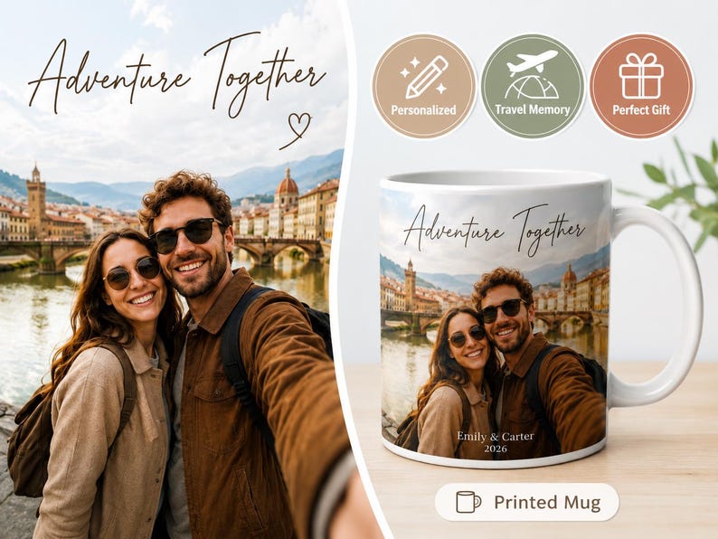 Pu&ograve; includere: Una tazza in ceramica bianca con la foto di una coppia e la scritta "Adventure Together". La tazza riporta anche la scritta "Emily & Carter 2026". L'immagine include icone per regali personalizzati, ricordi di viaggio e regali perfetti.